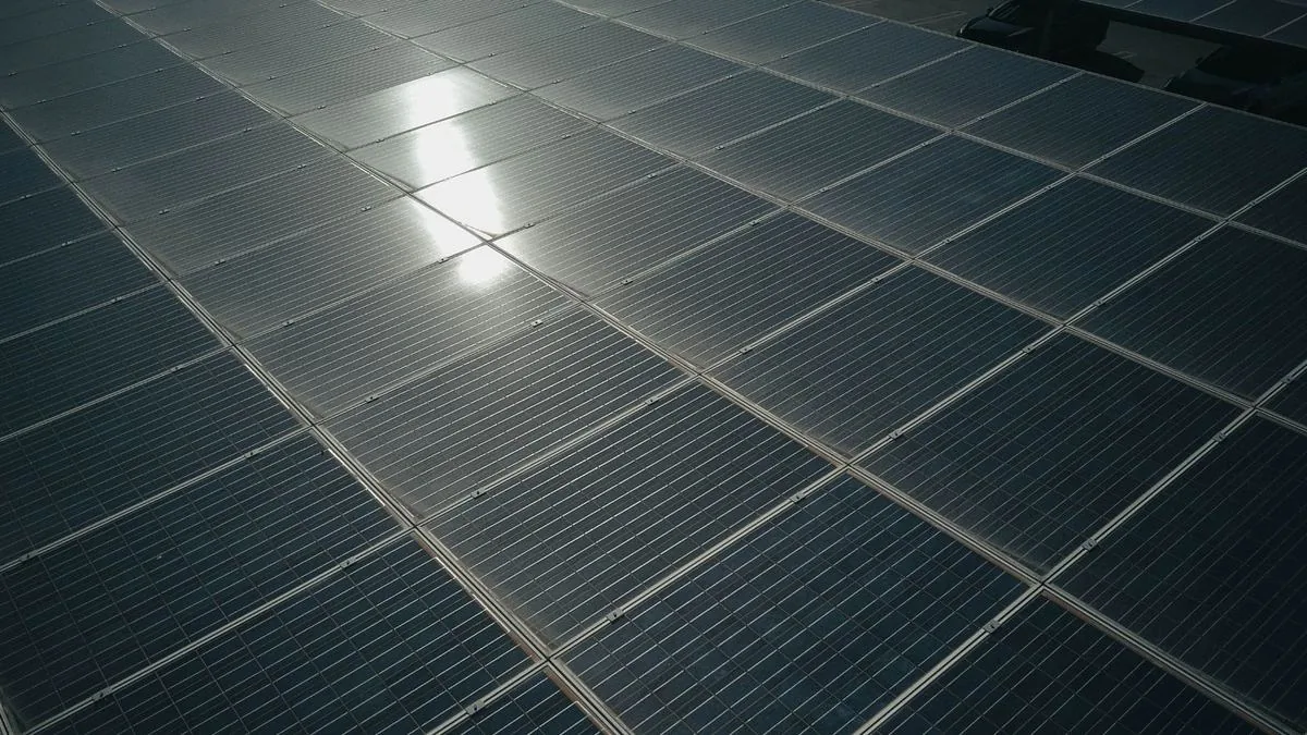 Solarmodul auf einem Ziegeldach in der Sonne
