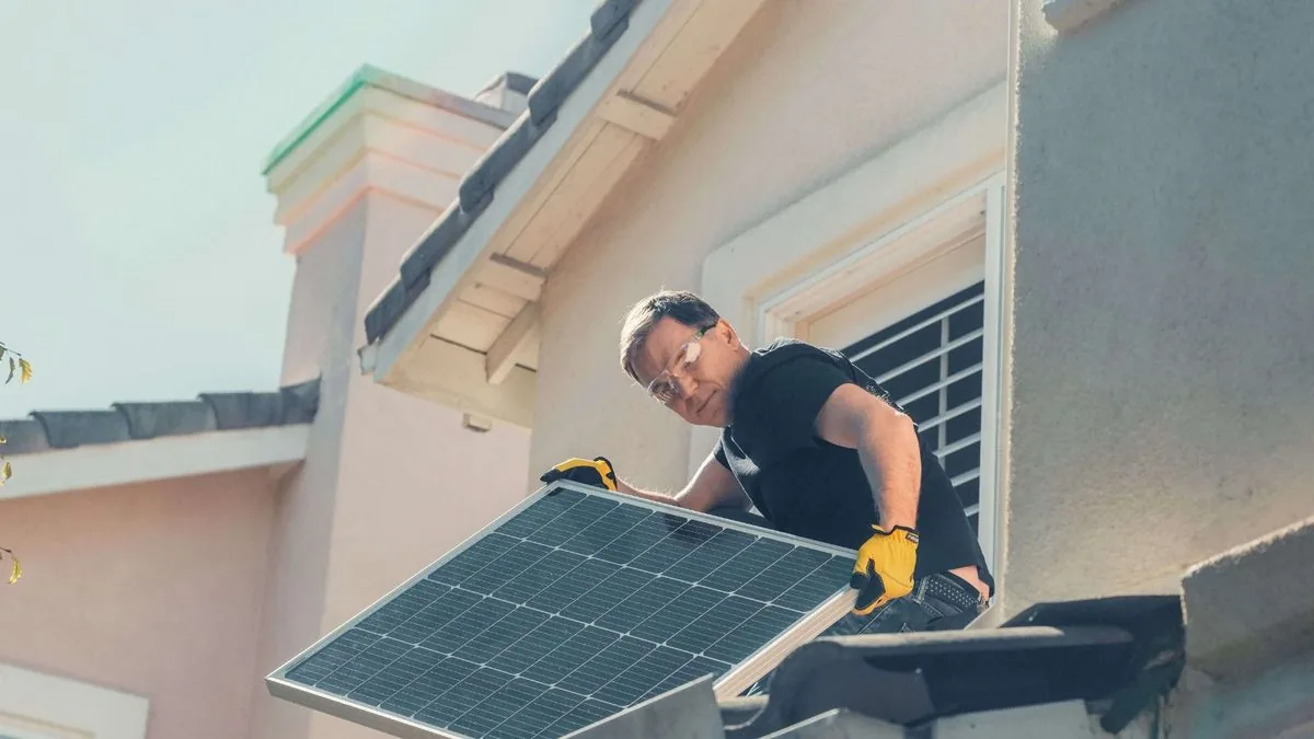 Feuchte Solarmodule bei der Reinigung
