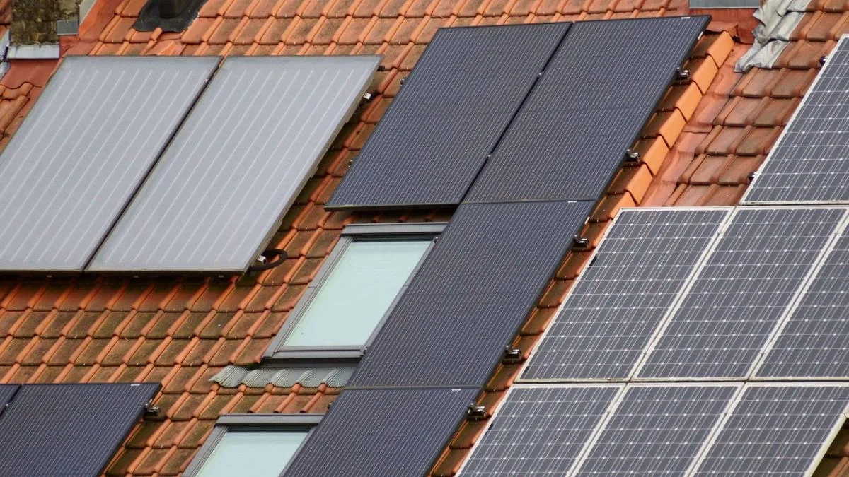 Luftaufnahme einer großen Freiflächen-Solaranlage