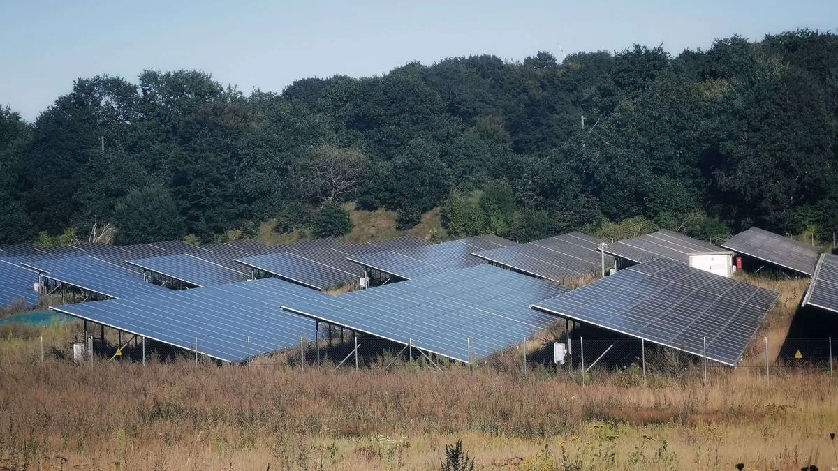 Freiflächen-Solaranlage in der Landschaft