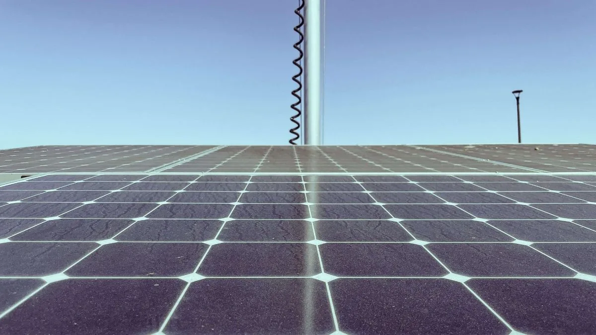 Solarmodul vor blauem Himmel