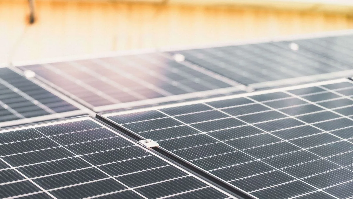 Fachmann prüft eine Solaranlage bei der Planung
