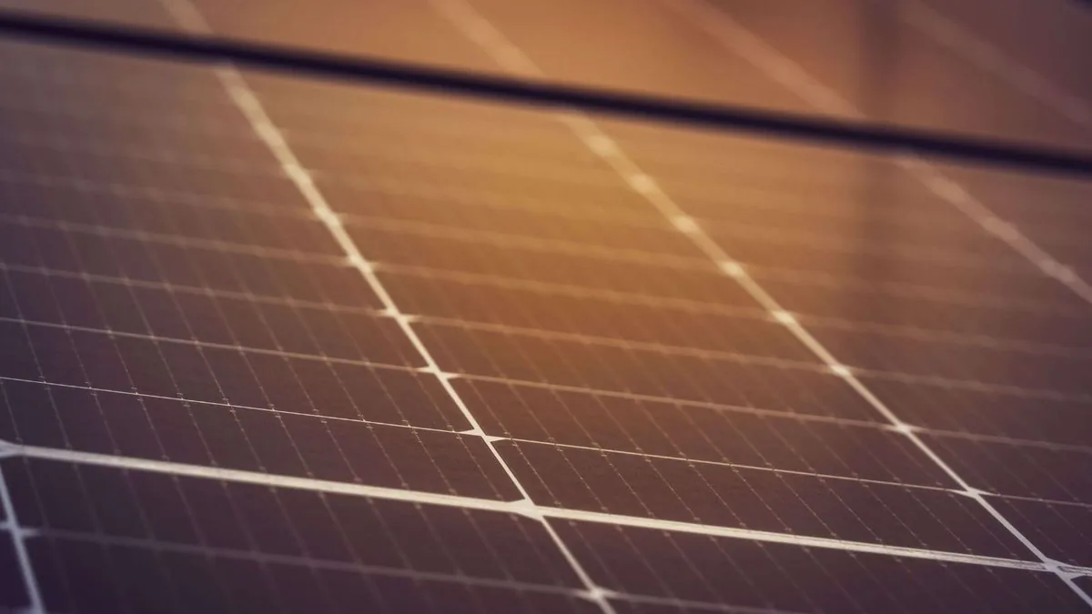 Solarmodul-Installation von Hand auf dem Dach