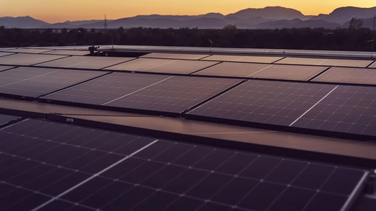 Dach-Solaranlage im Gegenlicht