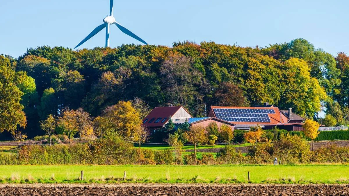 Verschiedene Solarmodule auf einem Ziegeldach