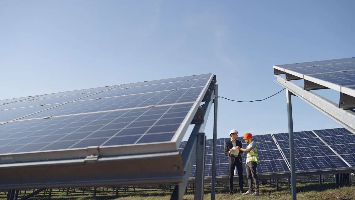 Große Dachanlage speist Strom ins Netz