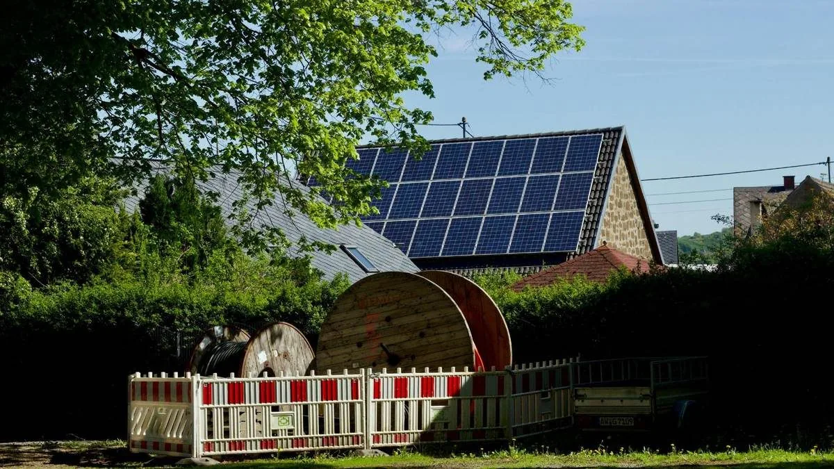 Modulreihen einer Solaranlage aus der Luft