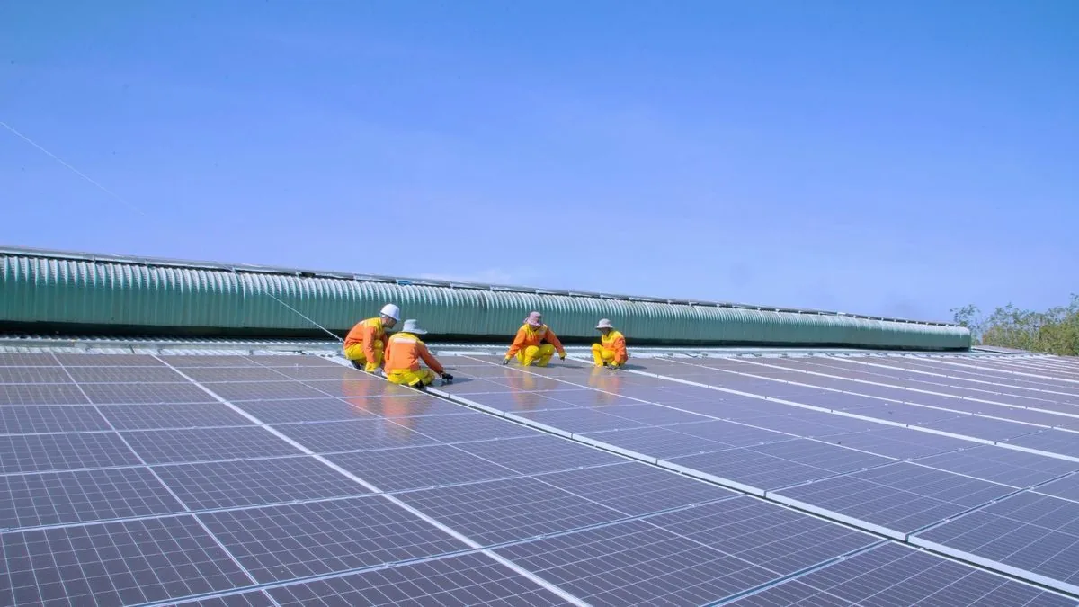Große Solaranlage aus der Vogelperspektive
