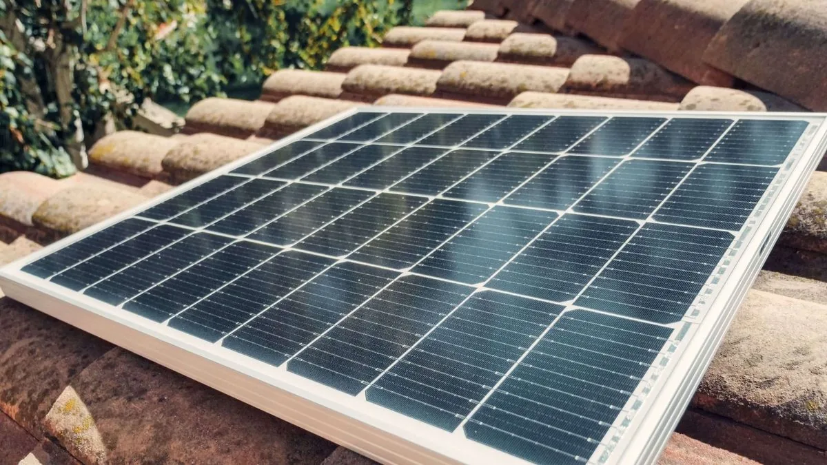 Monteure installieren Solarmodule auf einem Dach