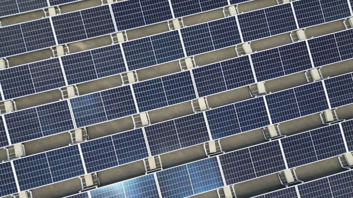 Solarmodule bei bewölktem Wetter