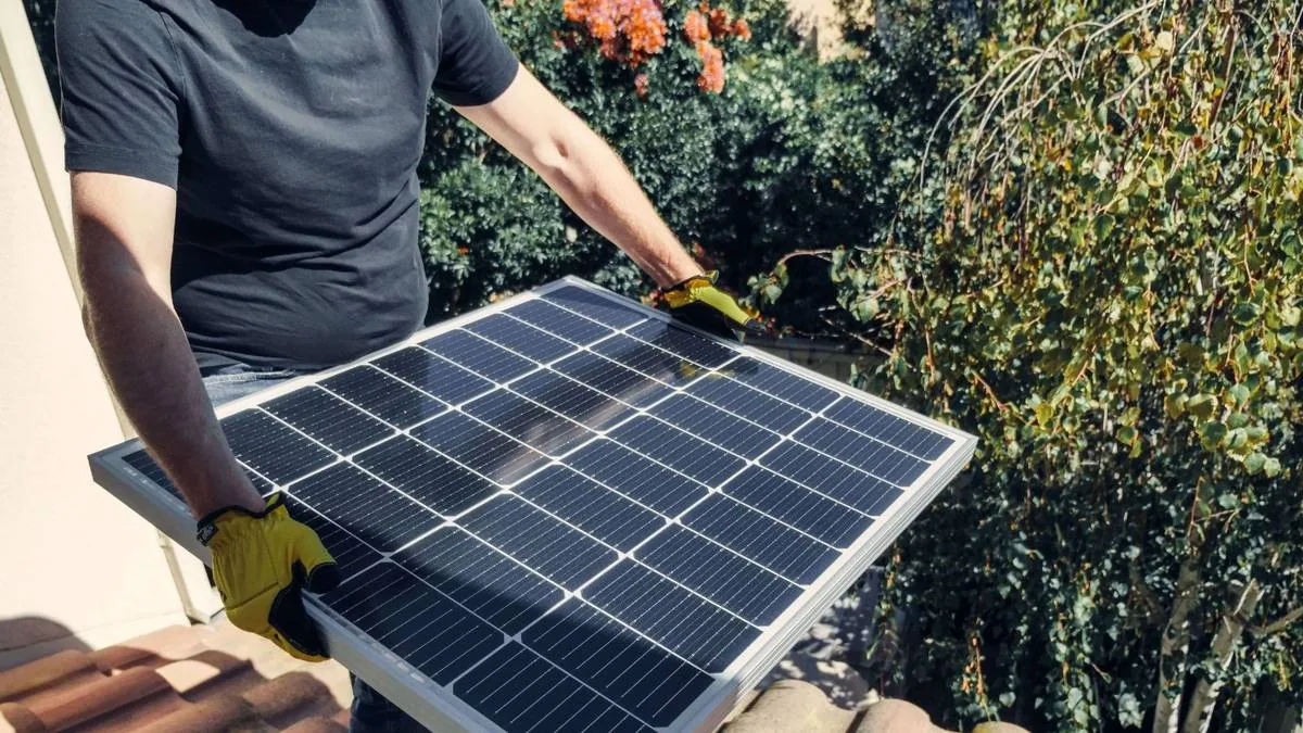 Solarmodule liefern Strom zum Laden